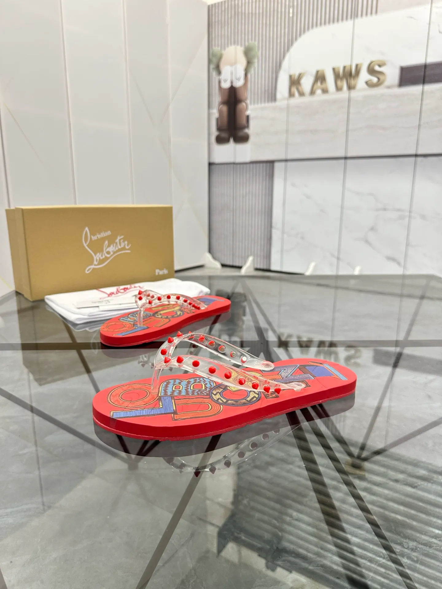 Men's shoes: 💰P280¥ Product trademark: CL red-soled shoes* "CL*" flip-flops Regular size: 36-44 (can be customized to 45.46) Couple style Product materials: Original material from upper counter, 5D color printing process, high-end rivets, original lining, original outsole. Number: 789